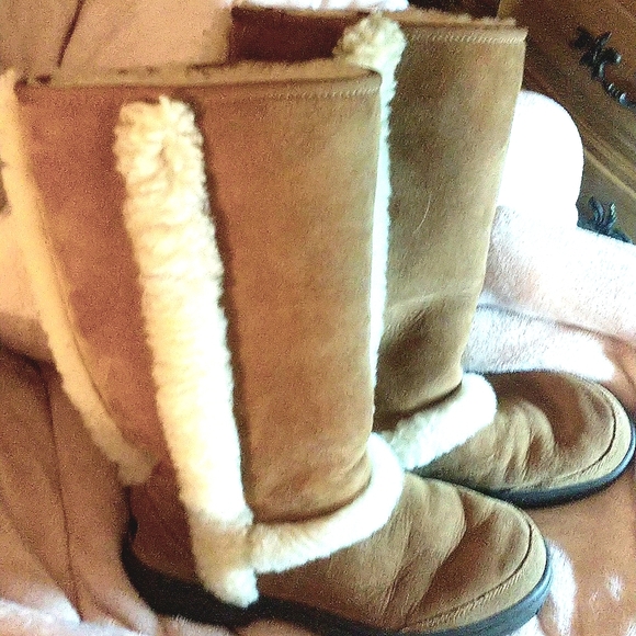UGG Shoes - NEW UGG Chestnut Sunburst s/n 5218  tall Boots sz 6